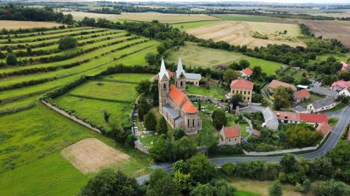 Kostel Nanebevzetí Panny Marie v obci Grunta 